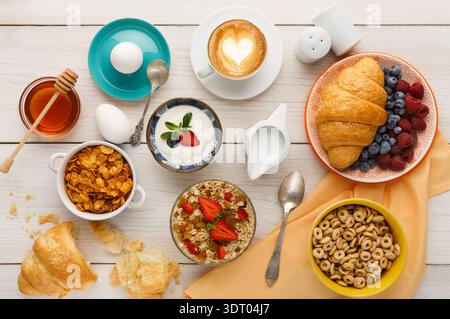 Colazione con vari cibi e bevande su un tavolo Foto Stock