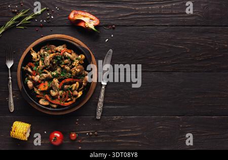 Mosaico di ingredienti e piatti disposti su un tavolo di legno che mostra vari prodotti alimentari Foto Stock