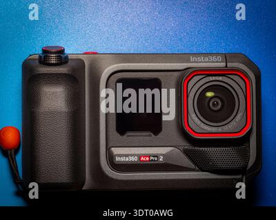 Primo piano della action camera Insta360 Ace Pro 2 con obiettivo Leica Summarit su sfondo blu Foto Stock