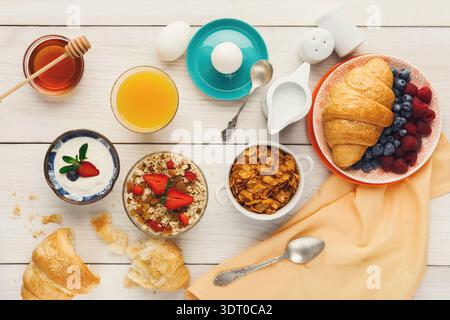 Colazione collage con vari cibi e bevande su un tavolo di legno Foto Stock