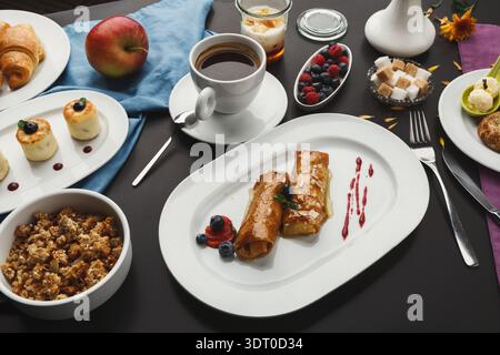 Deliziosa colazione con vari piatti e bevande da gustare Foto Stock
