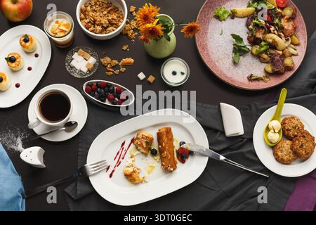 Colazione a buffet con vari piatti e bevande disposti su un tavolo Foto Stock