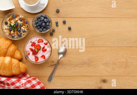 Collezione di articoli per la colazione su un tavolo di legno con diversi piatti e bevande Foto Stock
