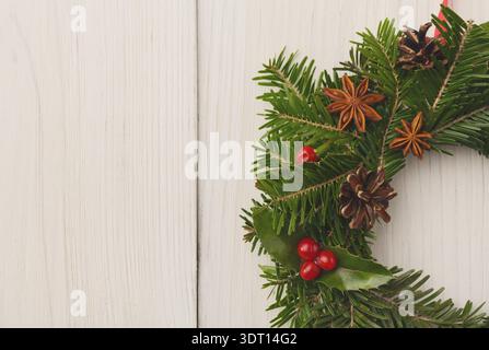 Mosaico di elementi naturali in una collezione festiva per decorazioni e celebrazioni natalizie Foto Stock