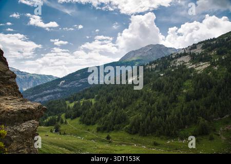 Splendida vista su Derborence, Svizzera, con colline e montagne. Foto Stock