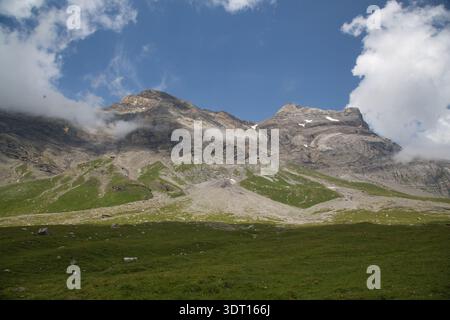 Splendido paesaggio montano a Derborence, in Svizzera, caratterizzato da una ricca vegetazione e da cieli spettacolari. Foto Stock