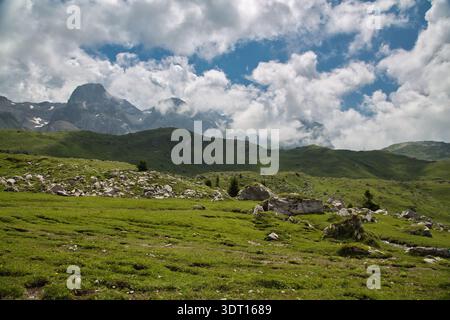 Paesaggio mozzafiato con colline ondulate e nuvole spettacolari a Derborence, Svizzera. Foto Stock