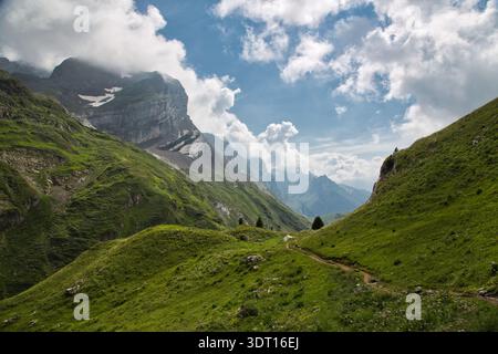 Paesaggio mozzafiato con colline ondulate e montagne spettacolari a Derborence, Svizzera. Foto Stock