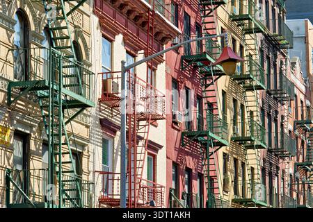 A Manhattan, le scale antincendio fiancheggiano gli edifici. Queste strutture forniscono un accesso sicuro ai residenti. Foto Stock