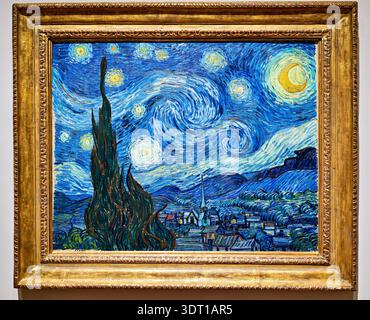 I visitatori potranno ammirare la notte stellata di Van Gogh al Museum of Modern Art di Manhattan, New York. Il dipinto cattura una scena notturna con stelle vorticose. Foto Stock