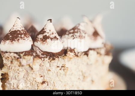 Mosaico di strati di torta con condimento di meringa nella collezione di dessert esposto ad un evento alimentare Foto Stock