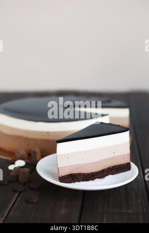 Collage di dessert con torta stratificata e una fetta su un piatto in un ambiente di cucina Foto Stock
