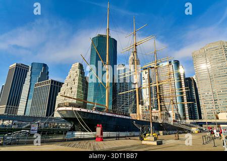 La barca a vela di Pechino è ormeggiata nel porto di New York mentre i grattacieli si innalzano sullo sfondo sotto un cielo azzurro. Foto Stock