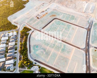 Veduta aerea di un nuovo sito di sviluppo che mostra i terreni pianificati pronti per la costruzione, Two Rocks, Australia Occidentale, Australia. Foto Stock