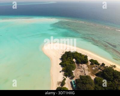 Vista aerea di dove le acque turchesi incontrano le sabbie bianche incontaminate della spiaggia, un paradiso tropicale sotto il vasto cielo delle Maldive, l'isola Vashafaru e mal Foto Stock