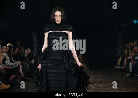 Londra, Regno Unito. 19 febbraio 2026. Una modella cammina sulla passerella alla sfilata Agro Fashion durante la London Fashion Week. Credito: SOPA Images Limited/Alamy Live News Foto Stock