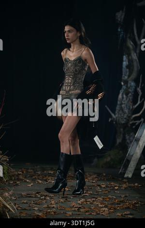 Londra, Regno Unito. 19 febbraio 2026. Una modella cammina sulla passerella alla sfilata Agro Fashion durante la London Fashion Week. Credito: SOPA Images Limited/Alamy Live News Foto Stock