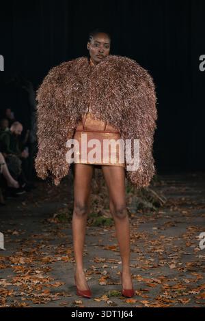 Londra, Regno Unito. 19 febbraio 2026. Una modella cammina sulla passerella alla sfilata Agro Fashion durante la London Fashion Week. Credito: SOPA Images Limited/Alamy Live News Foto Stock