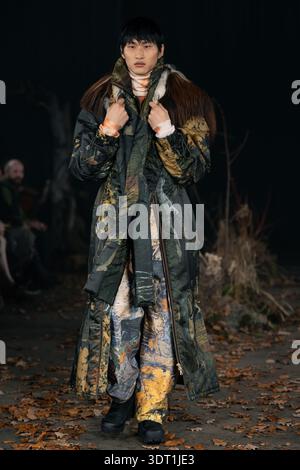Londra, Regno Unito. 19 febbraio 2026. Una modella cammina sulla passerella alla sfilata Agro Fashion durante la London Fashion Week. Credito: SOPA Images Limited/Alamy Live News Foto Stock