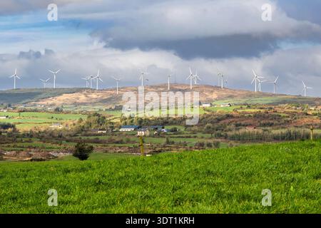 Ballybane Wind Farm, che consiste di 21 turbine Enercon E70 con una capacità produttiva netta di 48 MW, a West Cork, Irlanda. Foto Stock