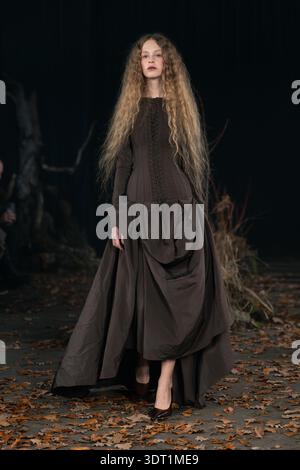 Londra, Regno Unito. 19 febbraio 2026. Una modella cammina sulla passerella alla sfilata Agro Fashion durante la London Fashion Week. (Foto di Lounis Tiar/SOPA Images/Sipa USA) credito: SIPA USA/Alamy Live News Foto Stock
