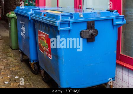 Contenitori per rifiuti industriali e domestici/rifiuti a West Cork, Irlanda. Foto Stock