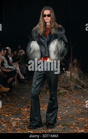 Londra, Regno Unito. 19 febbraio 2026. Una modella cammina sulla passerella alla sfilata Agro Fashion durante la London Fashion Week. (Foto di Lounis Tiar/SOPA Images/Sipa USA) credito: SIPA USA/Alamy Live News Foto Stock