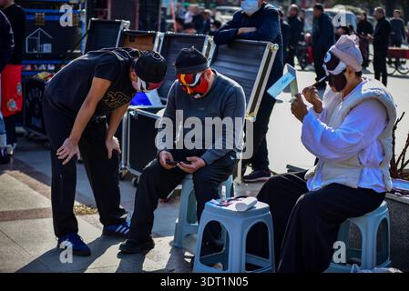 Fuyang City, Cina. 19 febbraio 2026. Gli artisti dell'opera hanno visto prepararsi dietro le quinte. Bangju Opera è un'opera tradizionale popolare nel nord dell'Anhui, nel nord del Jiangsu, nell'Henan orientale e in altre aree lungo il fiume Huaihe. Justice Bao è un classico pezzo Bangju su Bao Zheng, un funzionario della dinastia Song del Nord che sostiene la giustizia e punisce il male. Durante la festa di primavera, varie regioni ospitano una vasta gamma di attività culturali tradizionali per celebrare il Capodanno cinese. (Foto di Sheldon Cooper/SOPA Images/Sipa USA) credito: SIPA USA/Alamy Live News Foto Stock