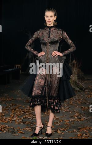 Londra, Regno Unito. 19 febbraio 2026. Una modella cammina sulla passerella alla sfilata Agro Fashion durante la London Fashion Week. (Foto di Lounis Tiar/SOPA Images/Sipa USA) credito: SIPA USA/Alamy Live News Foto Stock