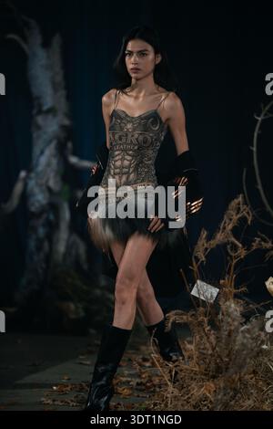 Londra, Regno Unito. 19 febbraio 2026. Una modella cammina sulla passerella alla sfilata Agro Fashion durante la London Fashion Week. (Foto di Lounis Tiar/SOPA Images/Sipa USA) credito: SIPA USA/Alamy Live News Foto Stock