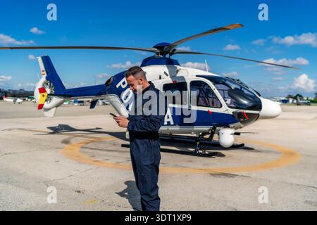 pilota di elicottero che guarda il percorso prima del decollo Foto Stock