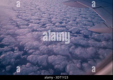 Vista dalla finestra dell'aeroplano di Cloudscape con Wing Above the Clouds (Ala sopra le nuvole) Foto Stock