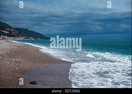 Costa tempestosa Beach Scene Taormina Italia Foto Stock