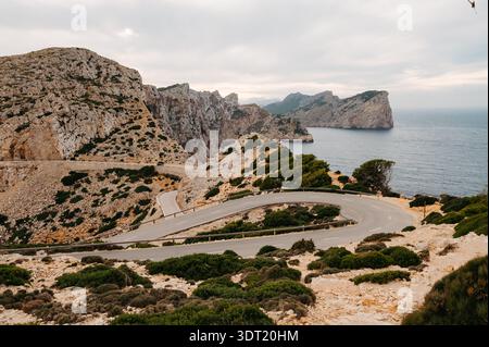 Svolta a tornante su Coastal Road a Cap de Formentor, Mallorca Foto Stock
