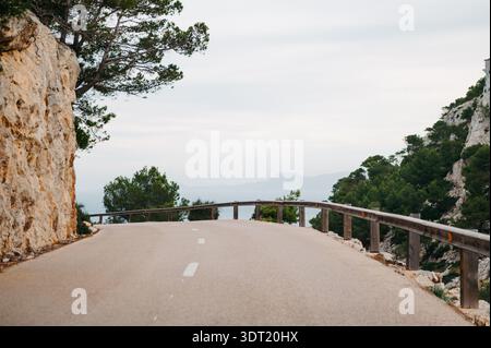 Strada costiera vuota attraverso Pines fino a Cap de Formentor, Maiorca Foto Stock