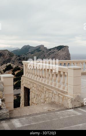 Terrazza panoramica al faro di far de Formentor, Mallorca Foto Stock