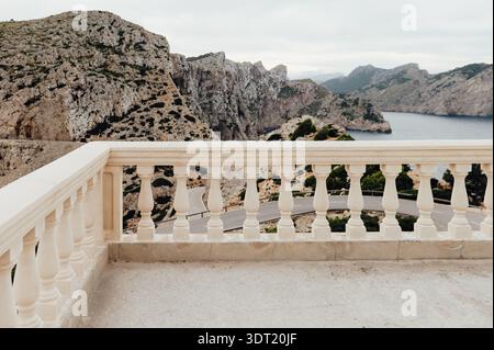 Punto panoramico che si snoda su Winding Road e scogliere, Cap de Formentor Foto Stock