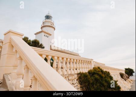 Faro di far de Formentor sopra Stone Terrace, Mallorca Foto Stock