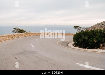 Svoltare su Cap de Formentor Road sul Mar Mediterraneo Foto Stock