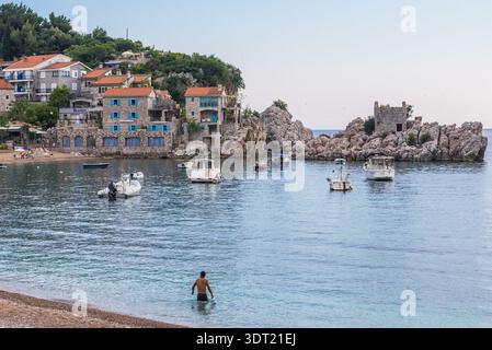 La piccola baia di Przno resort villaggio sul mare Adriatico costa vicino a città di Budva Montenegro Foto Stock