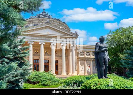 Vista del parco sull'Ateneo rumeno - una sala concerti nel centro di Bucarest Foto Stock