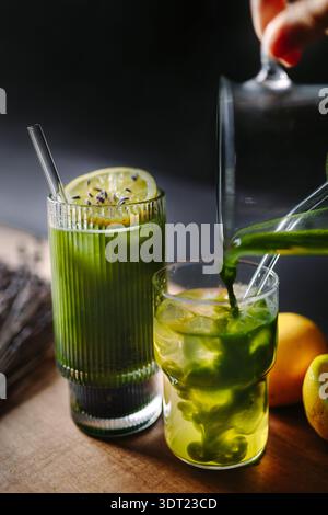 Una vivace bevanda di matcha e agrumi con una rinfrescante decorazione di lime, splendidamente presentata in bicchieri alti. La miscela perfetta di sapori per un rivitalizzante Foto Stock