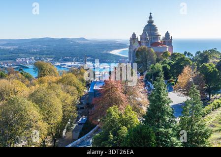 Vista aerea con il Santuario di Santa Luzia e il Sacro Cuore di Gesù a Viana do Castelo città nella provincia del Minho, Portogallo Foto Stock