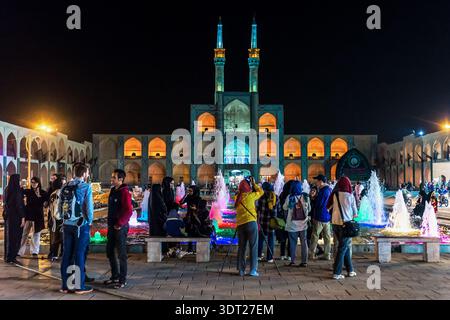 Yazd, Iran - 21 ottobre 2016: Vista serale del complesso Amir Chakhmaq a Yazd Foto Stock