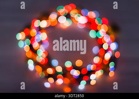 Le luci luminose creano un colorato collage di forme e motivi festivi in una disposizione circolare Foto Stock