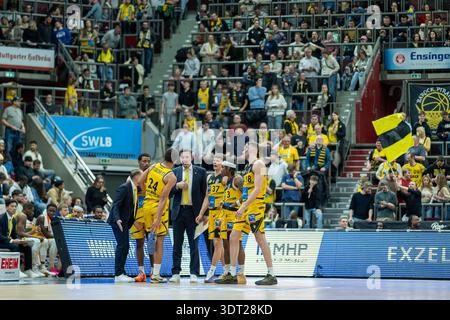 Mikko Riipinen (MHP RIESEN Ludwigsburg, capo-allenatore), Brandon Tischler (MHP RIESEN Ludwigsburg, #24), Elijah Hughes (MHP RIESEN Ludwigsburg, #07), Kenneth Desloovere (MHP RIESEN Ludwigsburg, Co-Coach), Julis Baumer (MHP RIESEN Ludwigsburg, #37) Spieltag, Spielzeit 2025/2026, 19.02.2026, foto: Eibner-Pressefoto/Sascha Walther Foto Stock