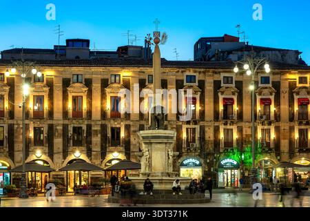Fontana di Lephant illuminata all'ora blu con gente che si riunisce in Piazza Duomo a Catania, Sicilia, Italia Foto Stock