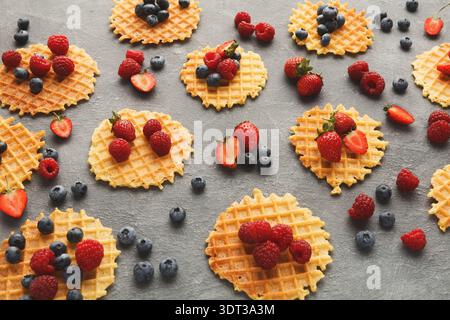 Una serie di waffle è disposta su una superficie grigia Foto Stock