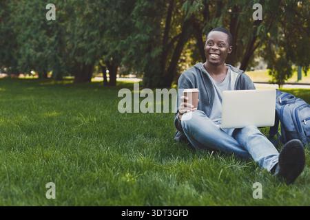 Collage di una persona che si gode il tempo all'aperto con un laptop e un caffè in un parco verde durante il giorno Foto Stock