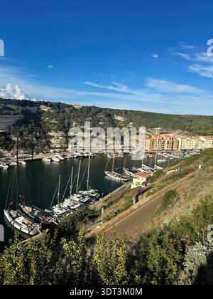 Porto e centro città di Bonifacio sulla punta meridionale della costa mediterranea della Corsica in estate Foto Stock